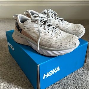Hoka Arahi 4
